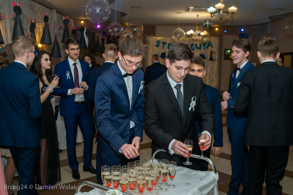 Studniówka 2020 w Liceum Ogólnokształcącym w Grodkowie [zdjęcia]