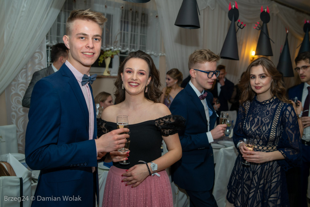 Studniówka 2020 w Liceum Ogólnokształcącym w Grodkowie [zdjęcia]