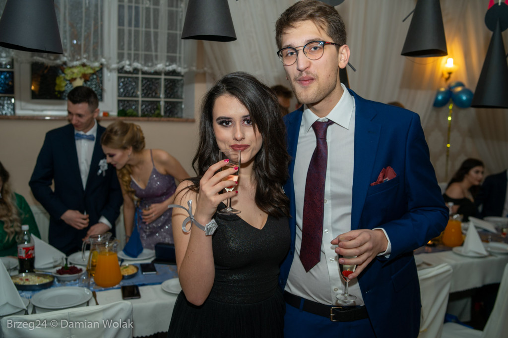 Studniówka 2020 w Liceum Ogólnokształcącym w Grodkowie [zdjęcia]