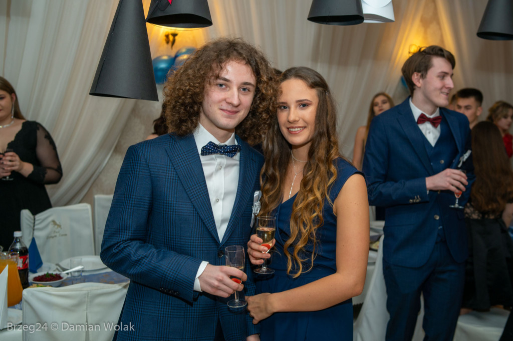 Studniówka 2020 w Liceum Ogólnokształcącym w Grodkowie [zdjęcia]