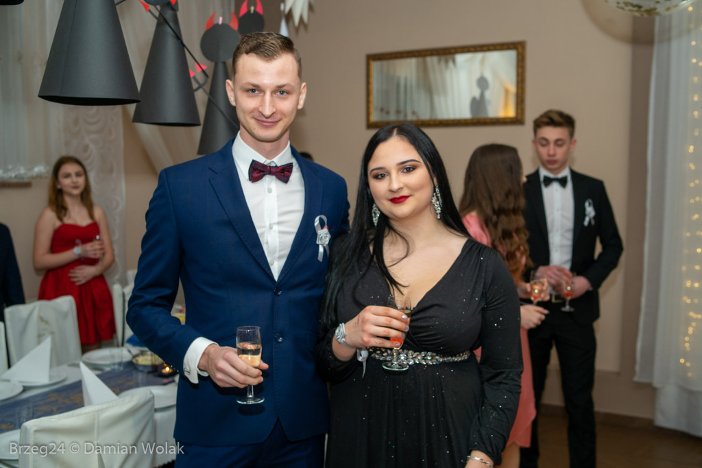 Studniówka 2020 w Liceum Ogólnokształcącym w Grodkowie [zdjęcia]