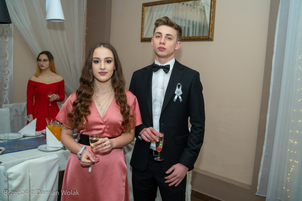 Studniówka 2020 w Liceum Ogólnokształcącym w Grodkowie [zdjęcia]