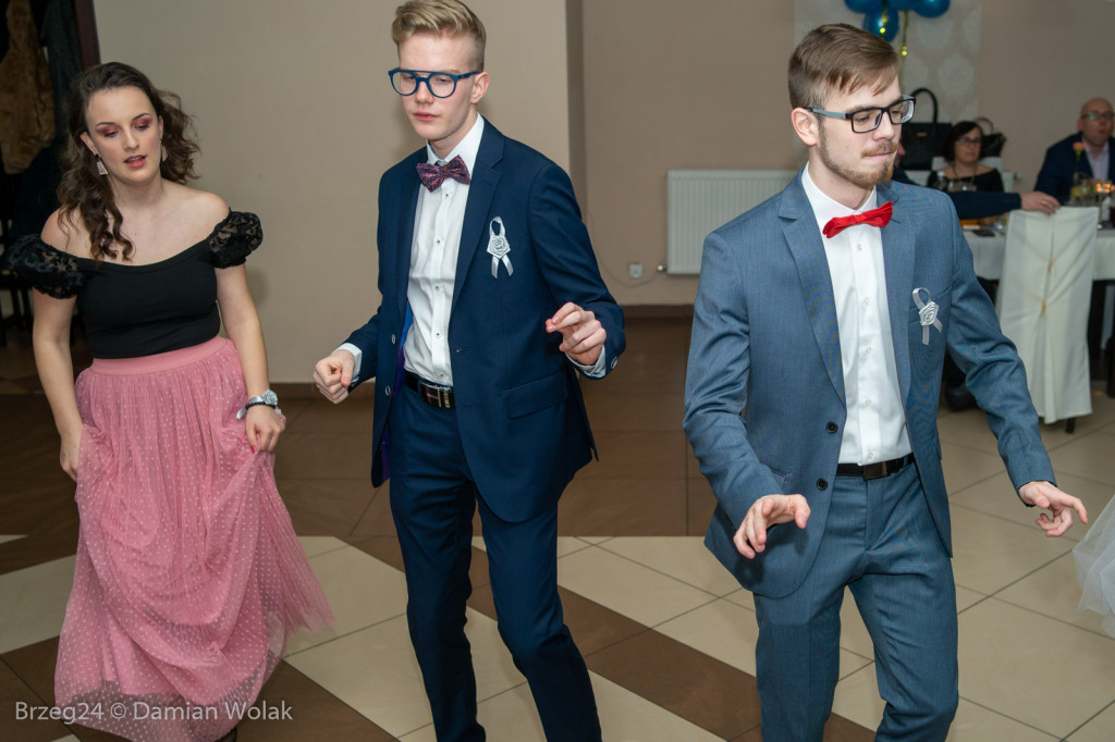 Studniówka 2020 w Liceum Ogólnokształcącym w Grodkowie [zdjęcia]