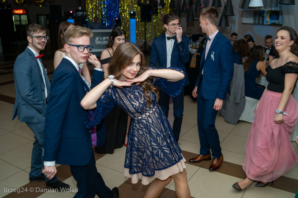 Studniówka 2020 w Liceum Ogólnokształcącym w Grodkowie [zdjęcia]