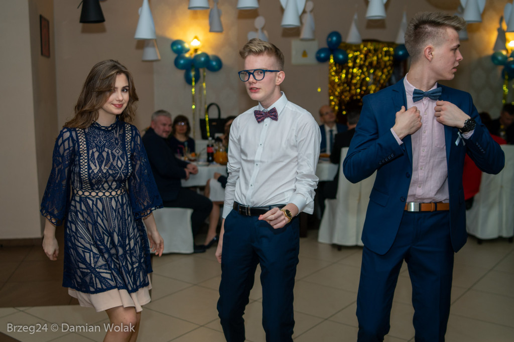 Studniówka 2020 w Liceum Ogólnokształcącym w Grodkowie [zdjęcia]