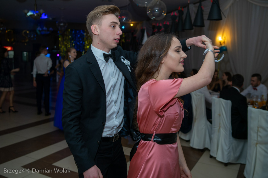 Studniówka 2020 w Liceum Ogólnokształcącym w Grodkowie [zdjęcia]