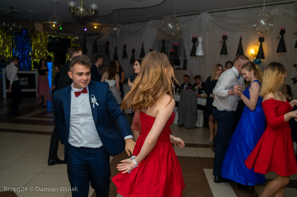 Studniówka 2020 w Liceum Ogólnokształcącym w Grodkowie [zdjęcia]