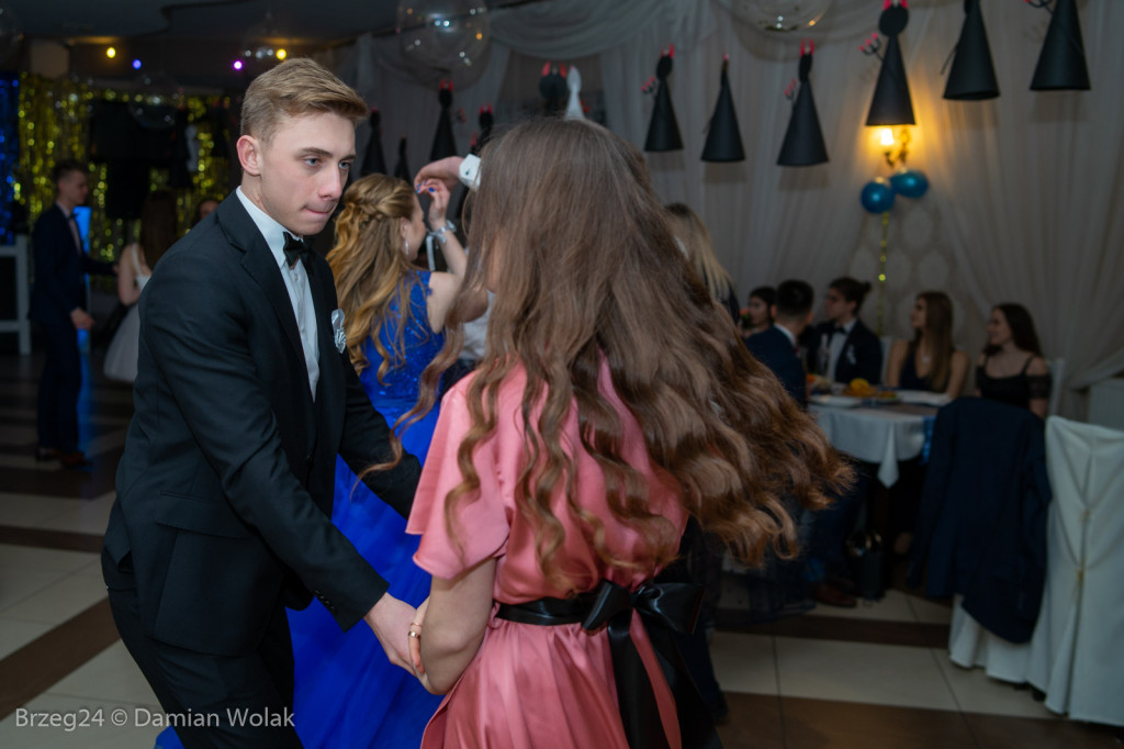 Studniówka 2020 w Liceum Ogólnokształcącym w Grodkowie [zdjęcia]