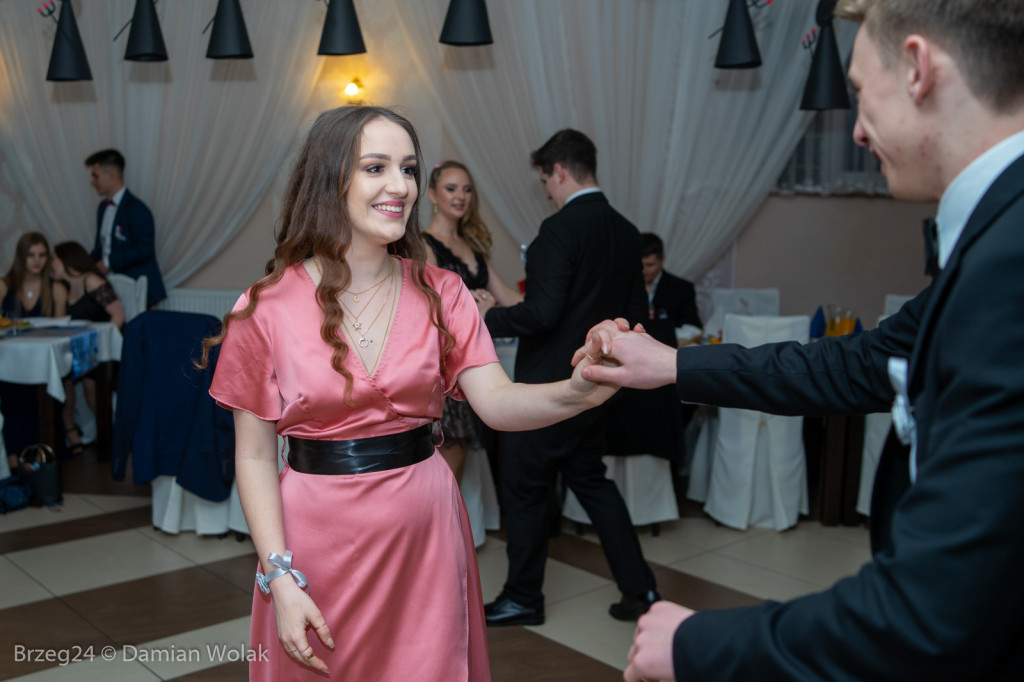 Studniówka 2020 w Liceum Ogólnokształcącym w Grodkowie [zdjęcia]