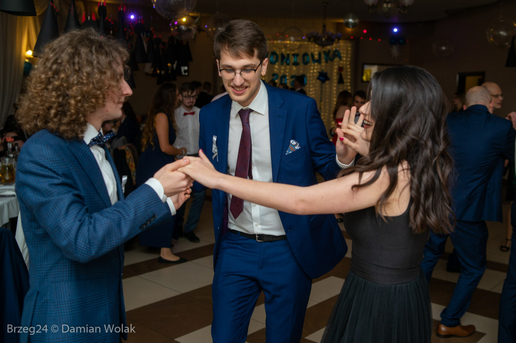 Studniówka 2020 w Liceum Ogólnokształcącym w Grodkowie [zdjęcia]