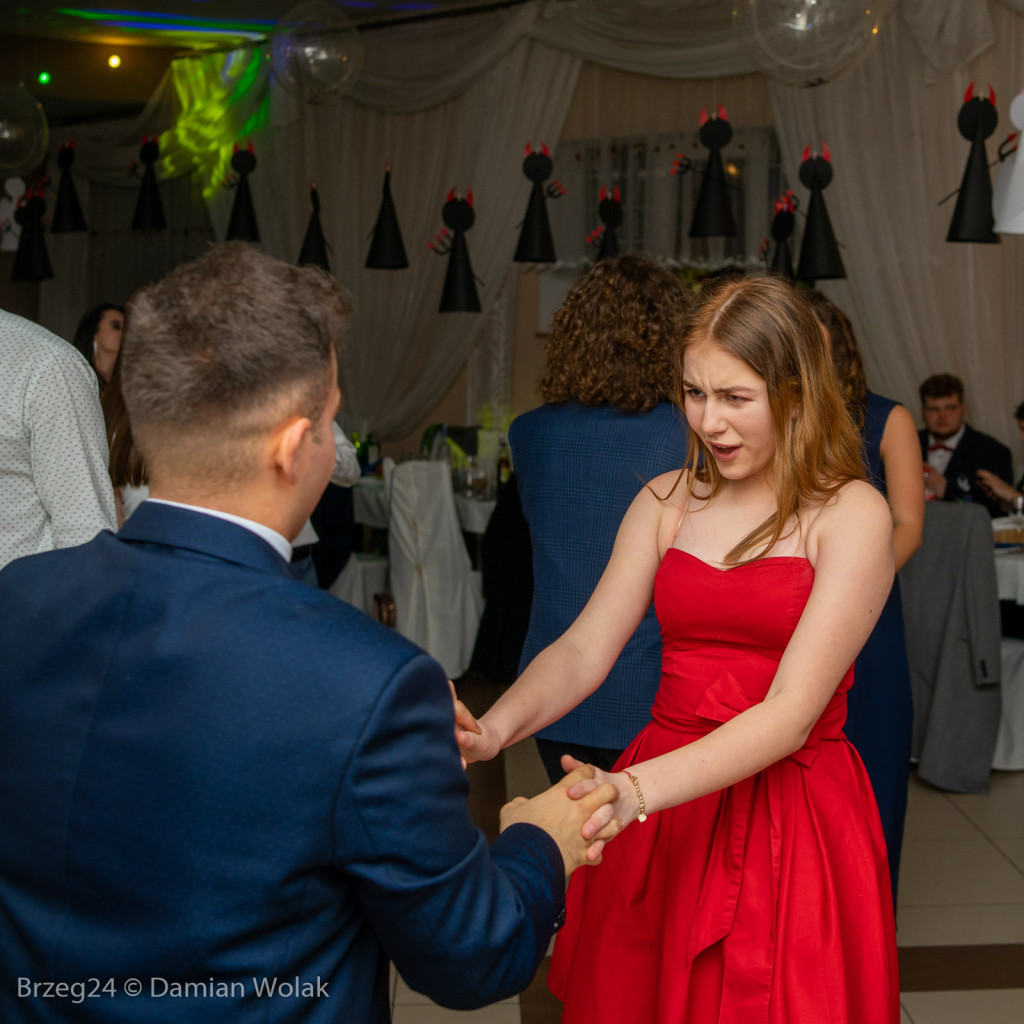 Studniówka 2020 w Liceum Ogólnokształcącym w Grodkowie [zdjęcia]