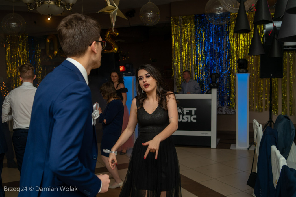 Studniówka 2020 w Liceum Ogólnokształcącym w Grodkowie [zdjęcia]