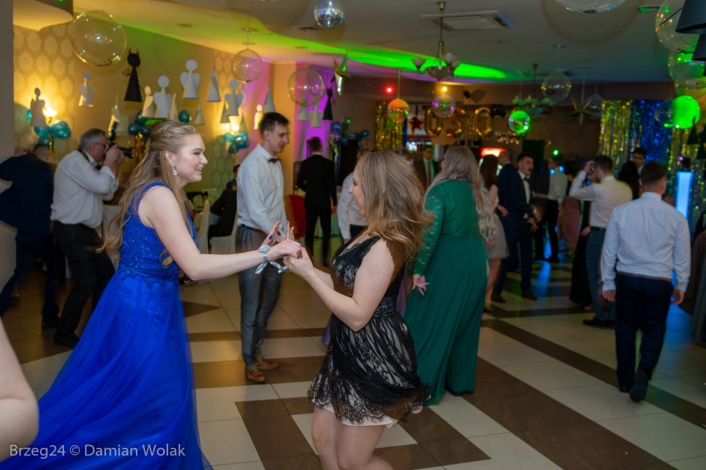 Studniówka 2020 w Liceum Ogólnokształcącym w Grodkowie [zdjęcia]