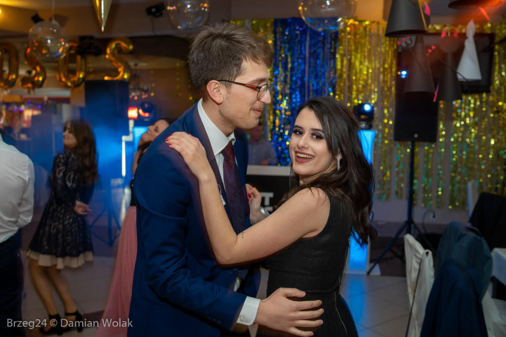 Studniówka 2020 w Liceum Ogólnokształcącym w Grodkowie [zdjęcia]