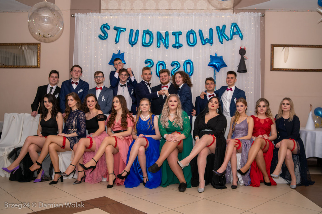 Studniówka 2020 w Liceum Ogólnokształcącym w Grodkowie [zdjęcia]