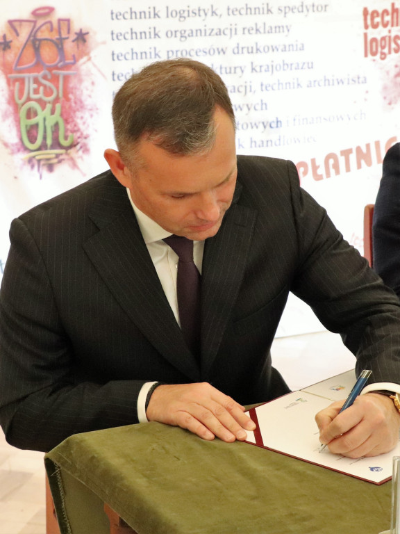 Zespół Szkół Ekonomicznych w Brzegu i dolnośląska firma Eberspächer podpisali porozumienie o współpracy