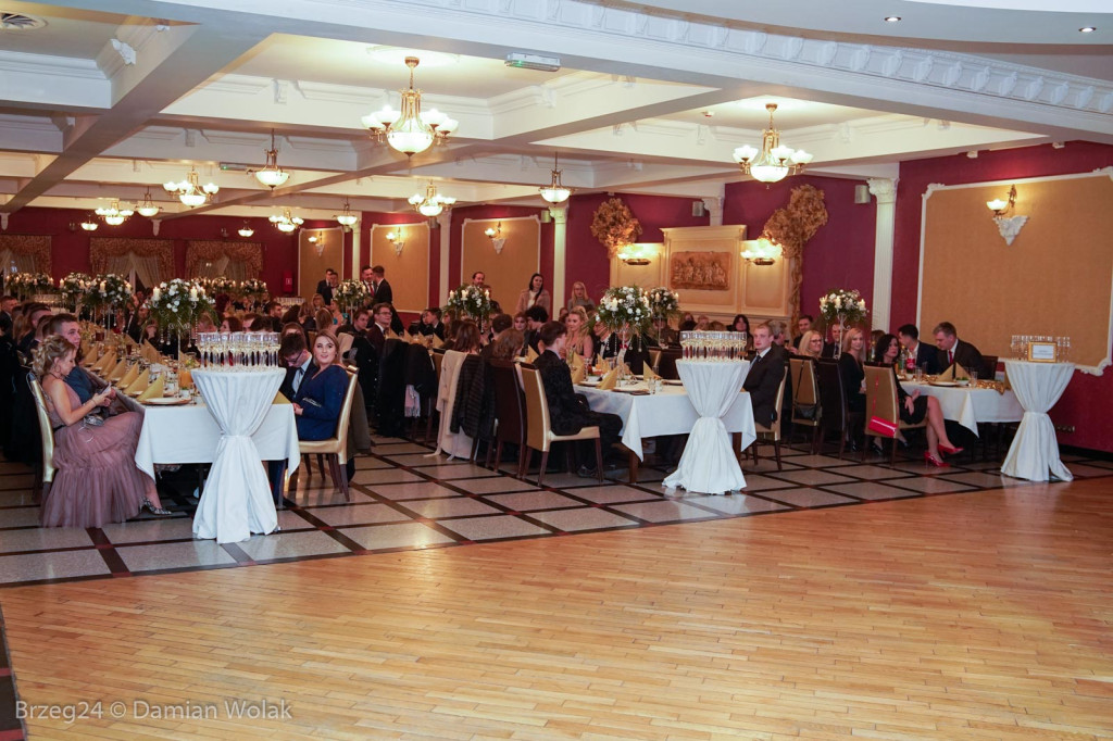 Studniówka 2020 w II Liceum Ogólnokształcącym w Brzegu [zdjęcia]