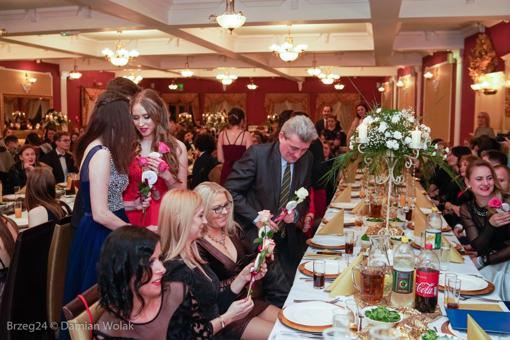 Studniówka 2020 w II Liceum Ogólnokształcącym w Brzegu [zdjęcia]