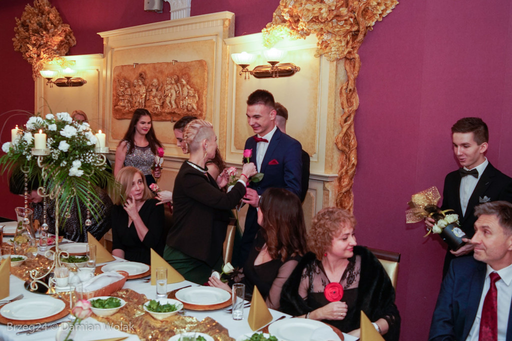 Studniówka 2020 w II Liceum Ogólnokształcącym w Brzegu [zdjęcia]