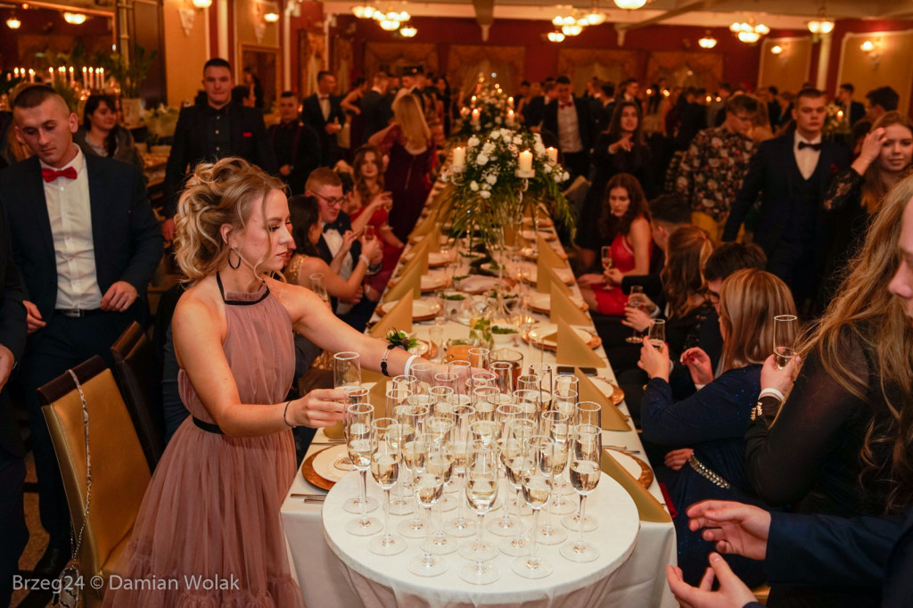 Studniówka 2020 w II Liceum Ogólnokształcącym w Brzegu [zdjęcia]