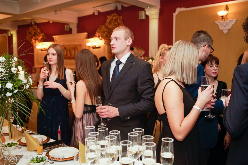 Studniówka 2020 w II Liceum Ogólnokształcącym w Brzegu [zdjęcia]