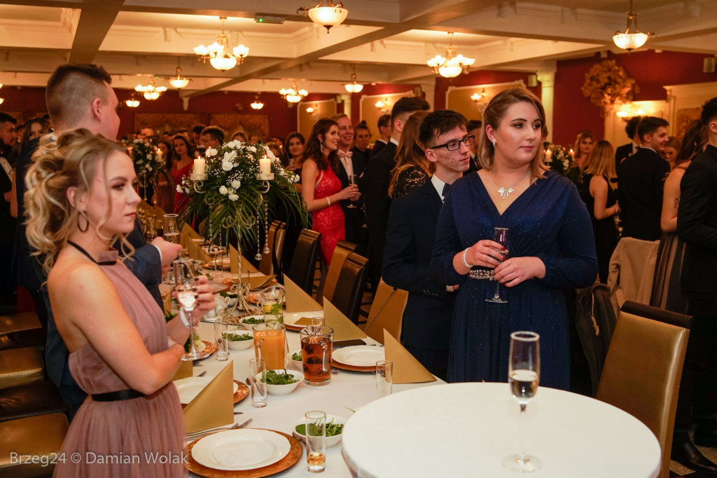 Studniówka 2020 w II Liceum Ogólnokształcącym w Brzegu [zdjęcia]