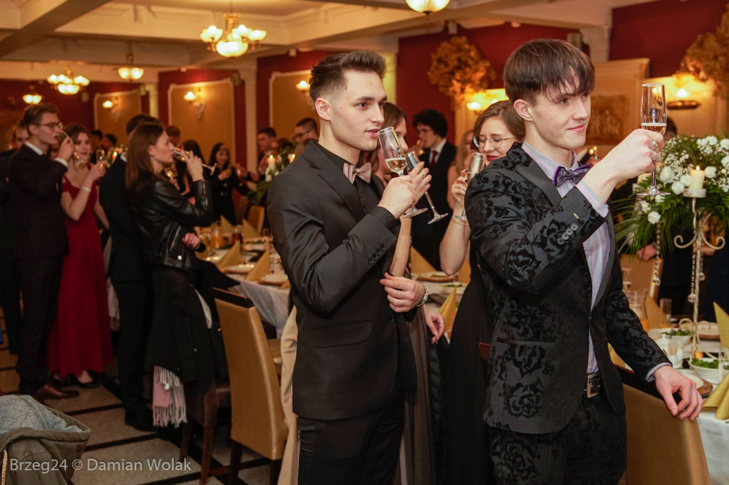 Studniówka 2020 w II Liceum Ogólnokształcącym w Brzegu [zdjęcia]