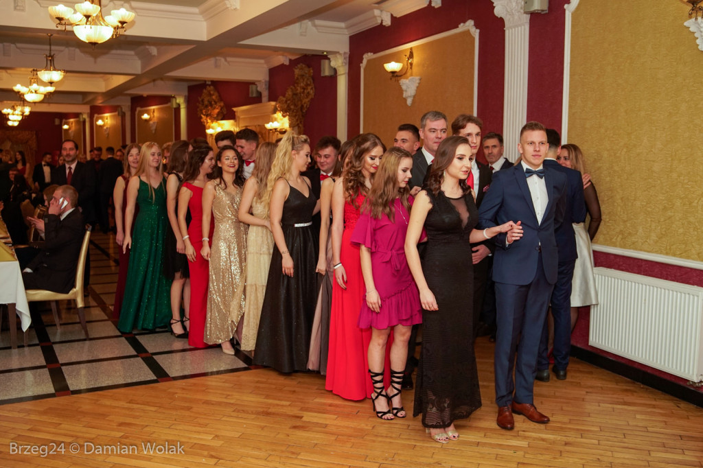 Studniówka 2020 w II Liceum Ogólnokształcącym w Brzegu [zdjęcia]