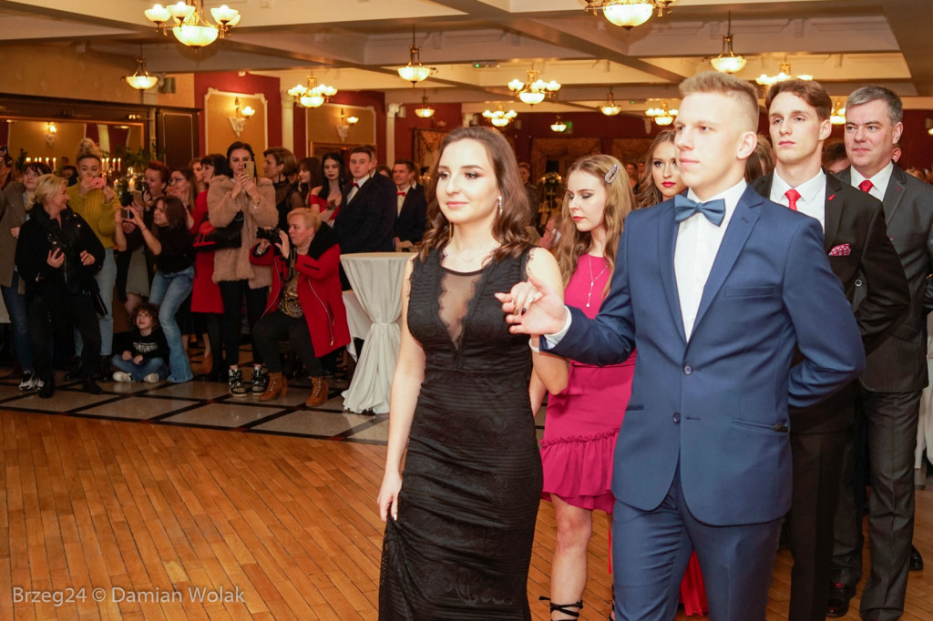 Studniówka 2020 w II Liceum Ogólnokształcącym w Brzegu [zdjęcia]