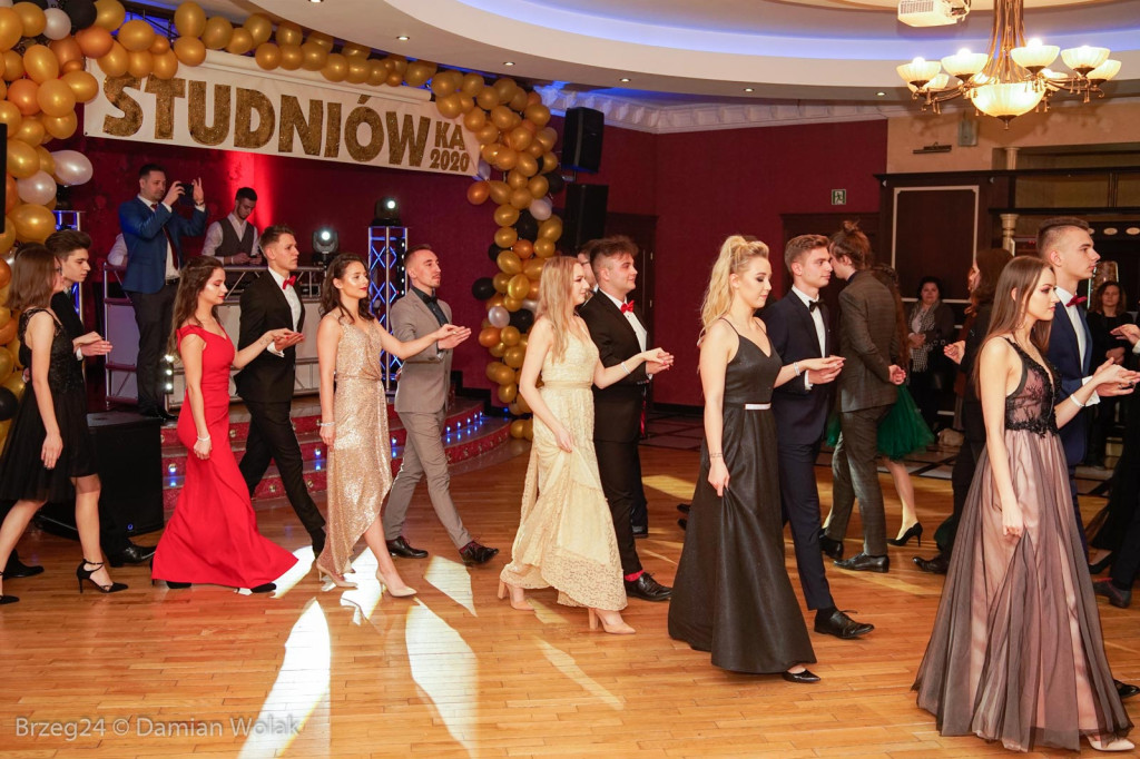 Studniówka 2020 w II Liceum Ogólnokształcącym w Brzegu [zdjęcia]