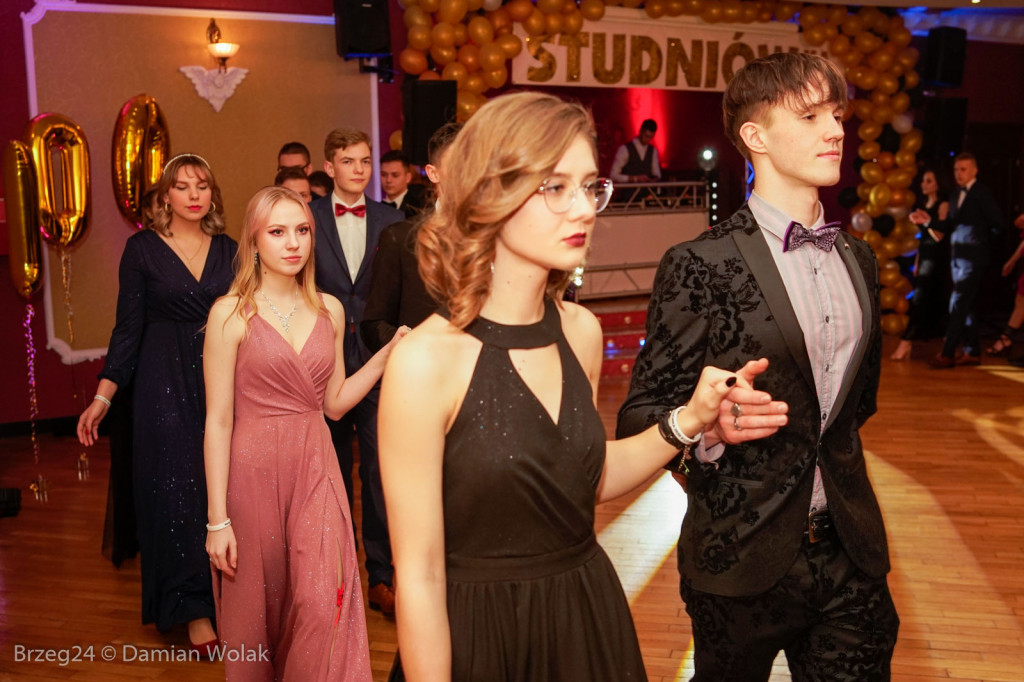 Studniówka 2020 w II Liceum Ogólnokształcącym w Brzegu [zdjęcia]