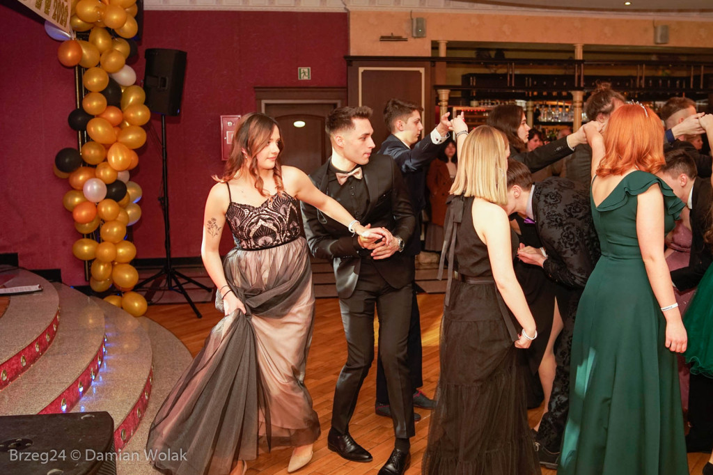 Studniówka 2020 w II Liceum Ogólnokształcącym w Brzegu [zdjęcia]