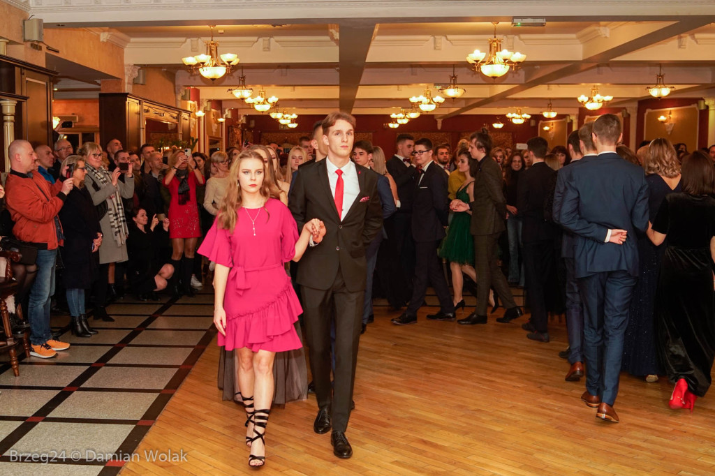 Studniówka 2020 w II Liceum Ogólnokształcącym w Brzegu [zdjęcia]