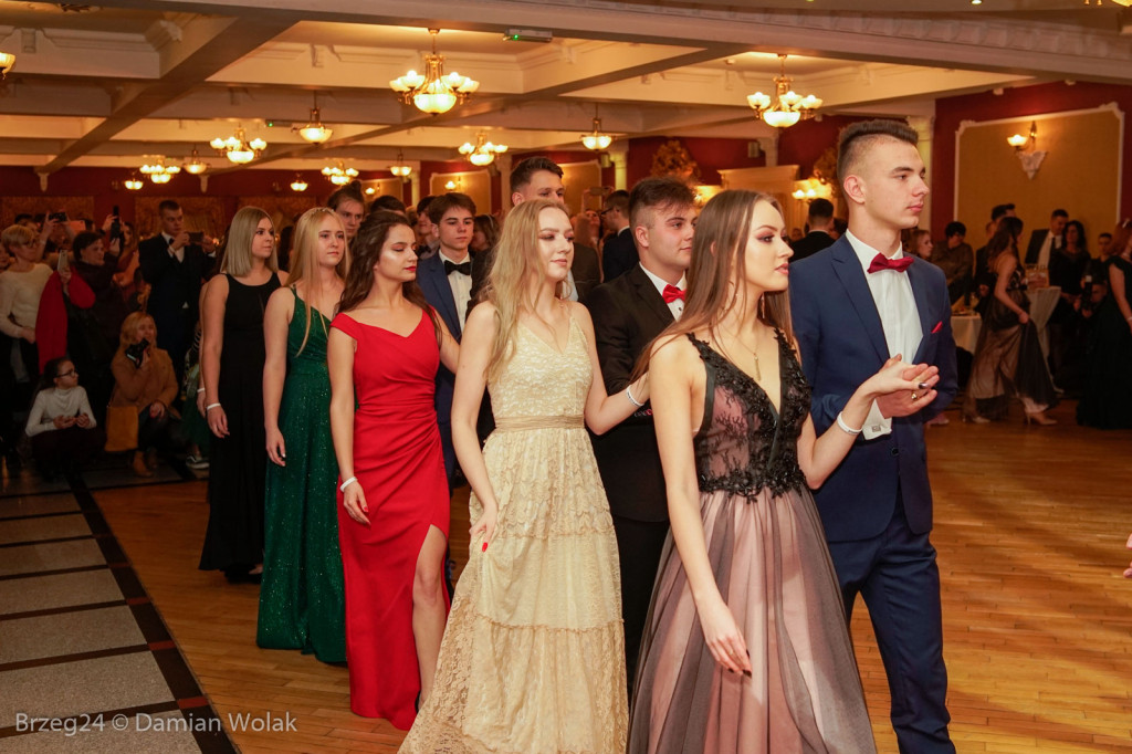 Studniówka 2020 w II Liceum Ogólnokształcącym w Brzegu [zdjęcia]