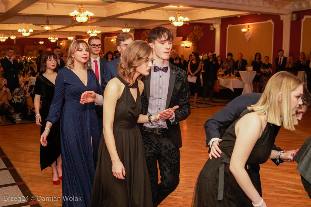 Studniówka 2020 w II Liceum Ogólnokształcącym w Brzegu [zdjęcia]