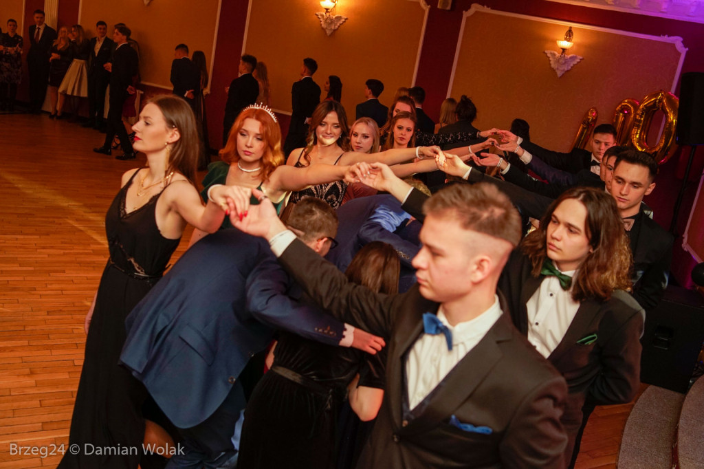 Studniówka 2020 w II Liceum Ogólnokształcącym w Brzegu [zdjęcia]