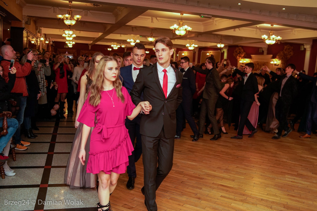 Studniówka 2020 w II Liceum Ogólnokształcącym w Brzegu [zdjęcia]