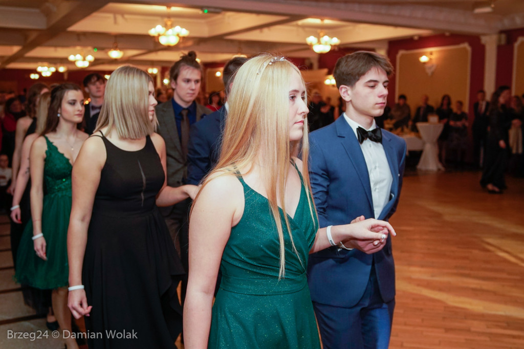 Studniówka 2020 w II Liceum Ogólnokształcącym w Brzegu [zdjęcia]