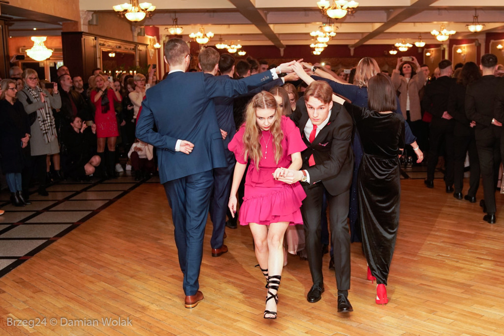 Studniówka 2020 w II Liceum Ogólnokształcącym w Brzegu [zdjęcia]