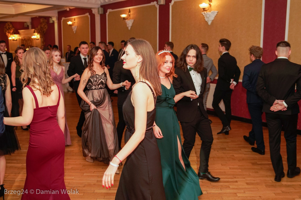 Studniówka 2020 w II Liceum Ogólnokształcącym w Brzegu [zdjęcia]