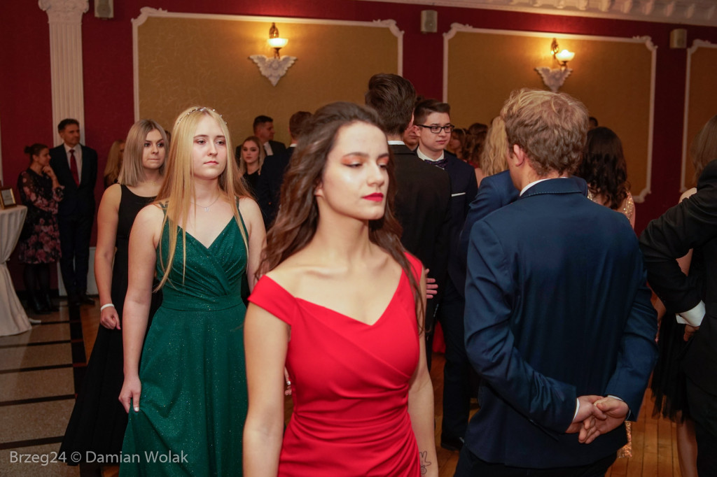 Studniówka 2020 w II Liceum Ogólnokształcącym w Brzegu [zdjęcia]