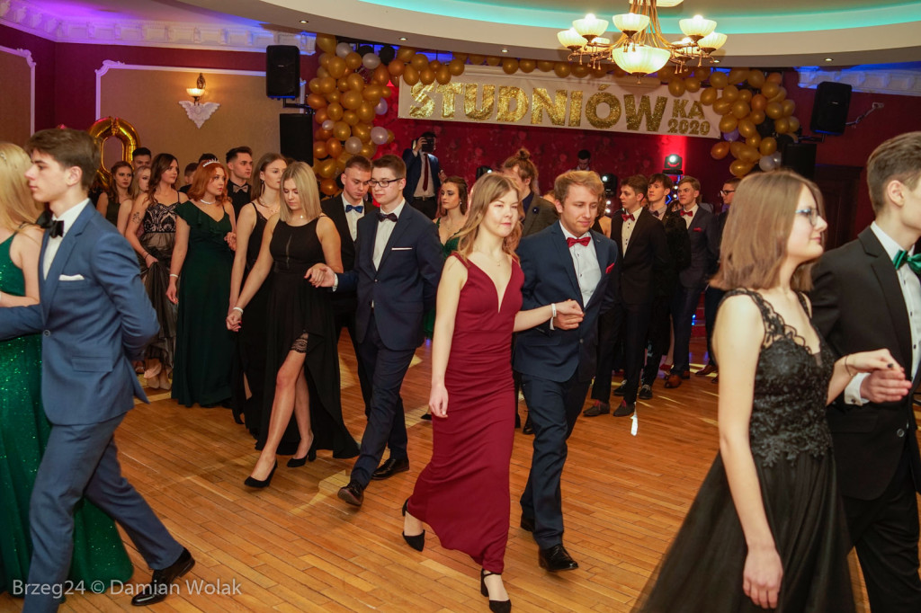 Studniówka 2020 w II Liceum Ogólnokształcącym w Brzegu [zdjęcia]