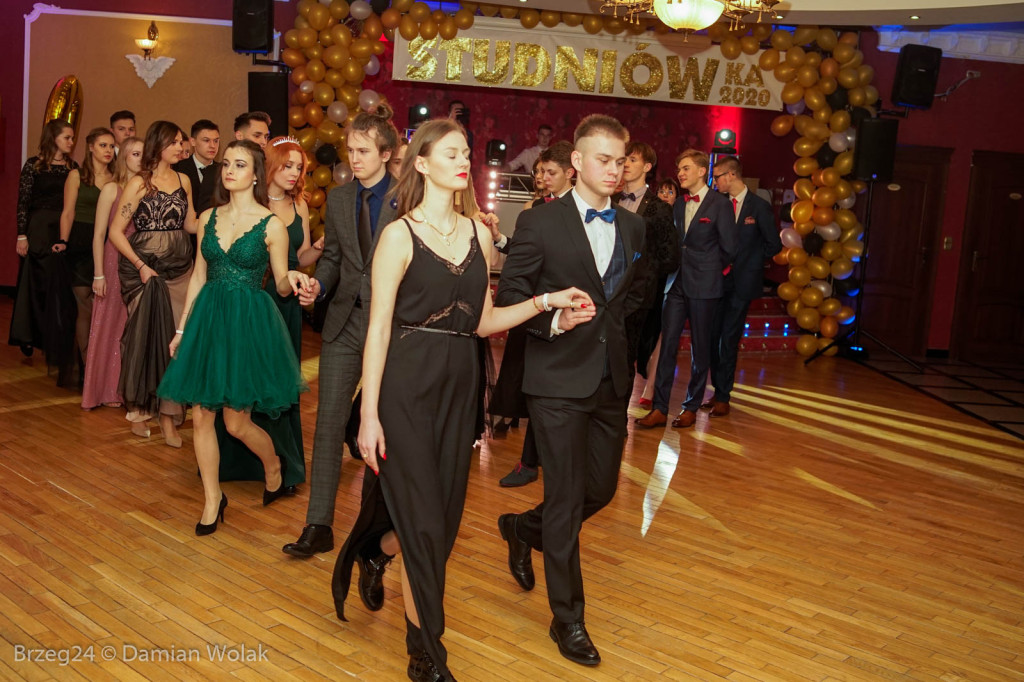 Studniówka 2020 w II Liceum Ogólnokształcącym w Brzegu [zdjęcia]