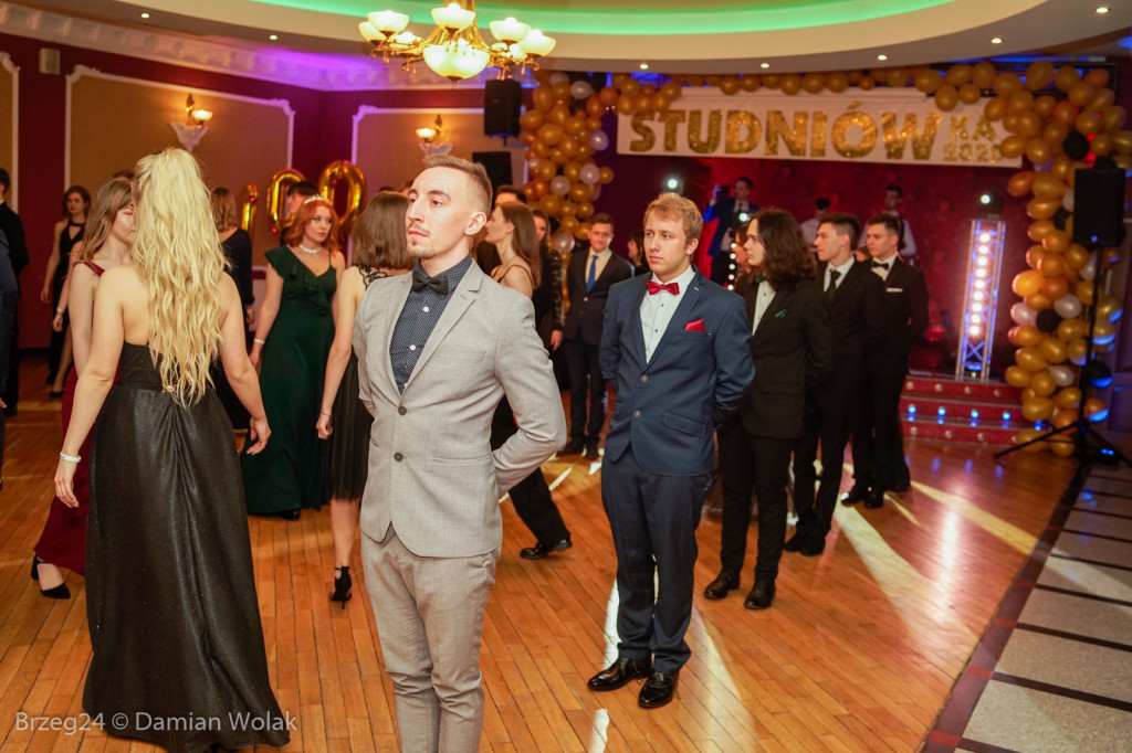 Studniówka 2020 w II Liceum Ogólnokształcącym w Brzegu [zdjęcia]