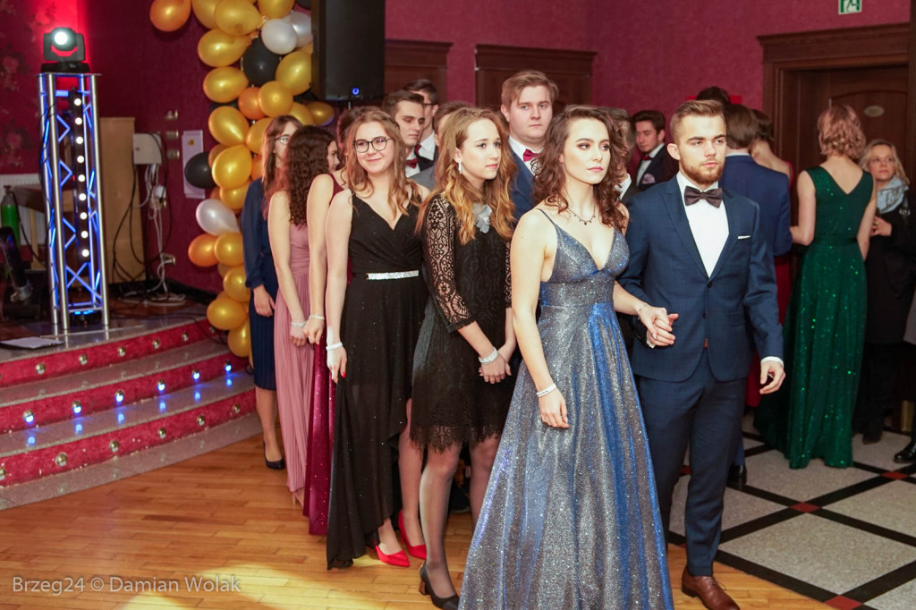 Studniówka 2020 w II Liceum Ogólnokształcącym w Brzegu [zdjęcia]