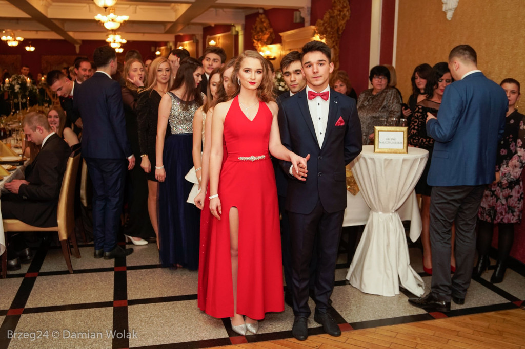 Studniówka 2020 w II Liceum Ogólnokształcącym w Brzegu [zdjęcia]