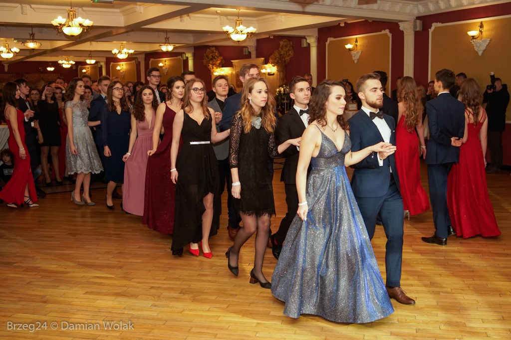 Studniówka 2020 w II Liceum Ogólnokształcącym w Brzegu [zdjęcia]