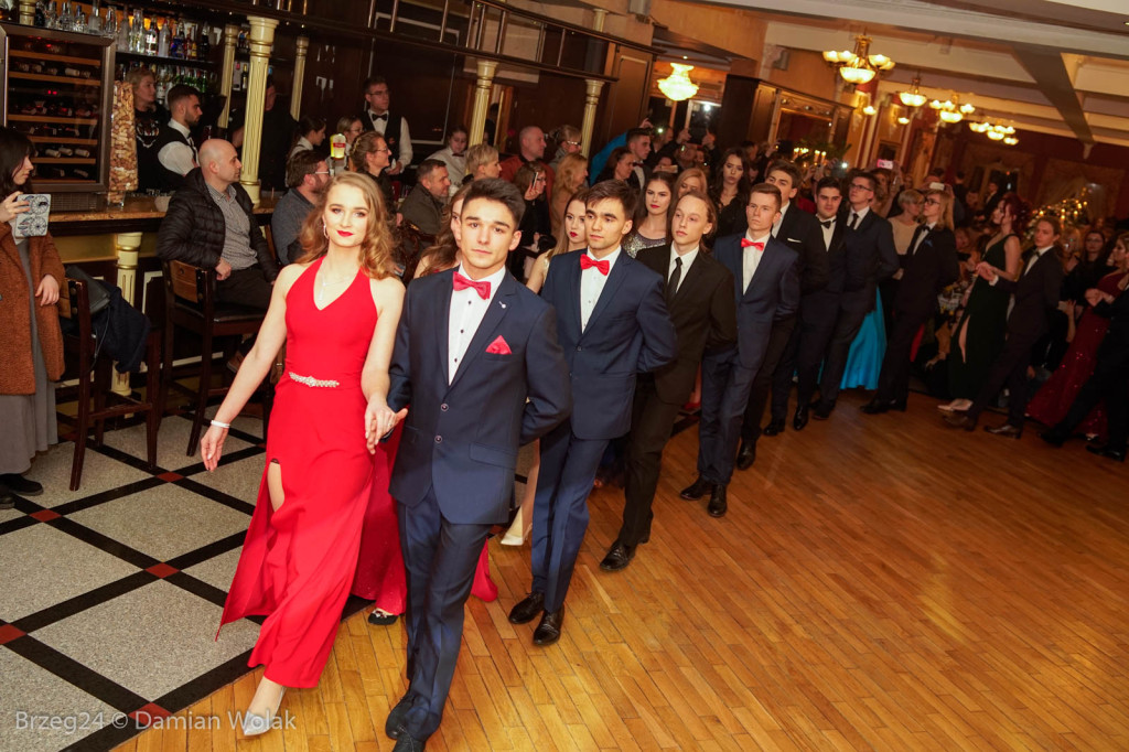 Studniówka 2020 w II Liceum Ogólnokształcącym w Brzegu [zdjęcia]