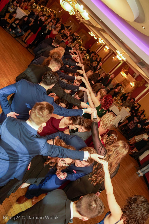 Studniówka 2020 w II Liceum Ogólnokształcącym w Brzegu [zdjęcia]