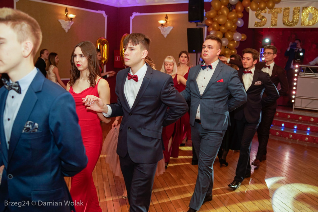 Studniówka 2020 w II Liceum Ogólnokształcącym w Brzegu [zdjęcia]